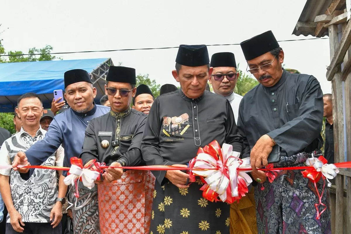 Gubernur Kepri, Ansar Ahmad bersama Bupati Karimun Iskandarsyah, Wakil Bupati Karimun Rocky Marciano Bawole, dan Mantan Gubernur Kepri Nurdin Basirun memotong pita yang menandai diresmikannya tambatan perahu Teluk Umah, Karimun. (Foto:Diskominfo Kepri)