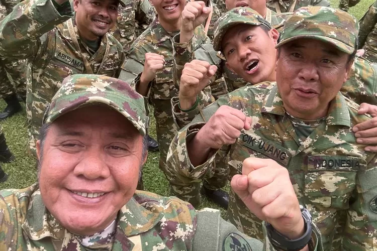 Herman Deru dan Cik Ujang Kompak Ikuti Parade Senja Bersama Prabowo, Jokowi, dan SBY di Akmil Magelang