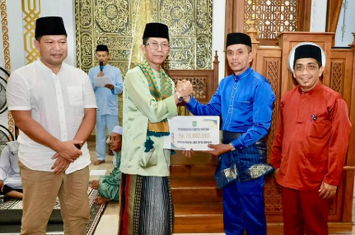 Walikota Batam Amsakar Achmad menyerahkan bantuan pembangunan masjid Masjid Al-Anshar Pulau Terong, Belakangpadang. (Foto: Diskominfo Batam)