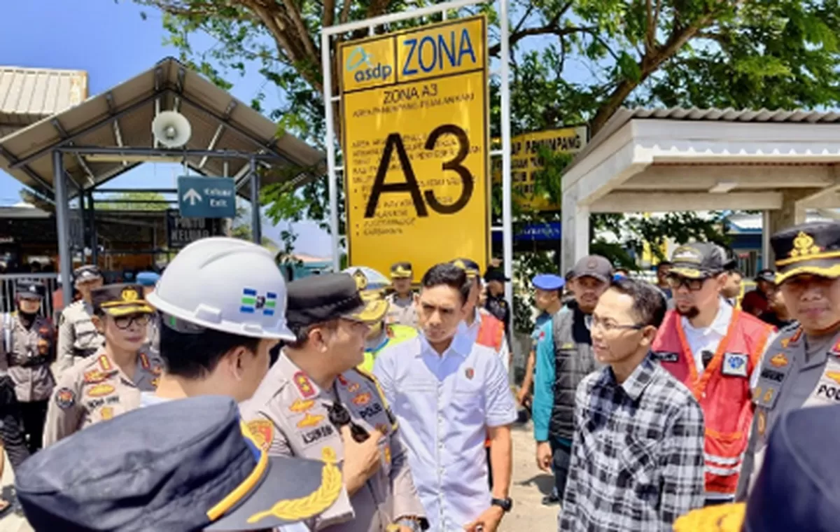 Walikota Batam Amsakar Achmad saat meninjau pelabuhan domistik untuk memastikan kesiapan pelayanan arus mudik lebaran. (Foto:Diskominfo Batam)