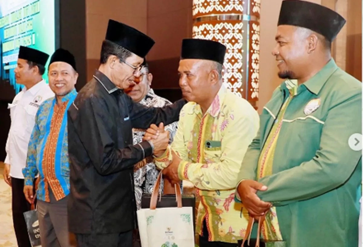 Walikota Batam memberikan bingkisan saat melepas Mublig Kota Batam untuk bertugas mengisi keagamaan selam bulan suci Ramadan. (Foto: Diskominfo Batam)