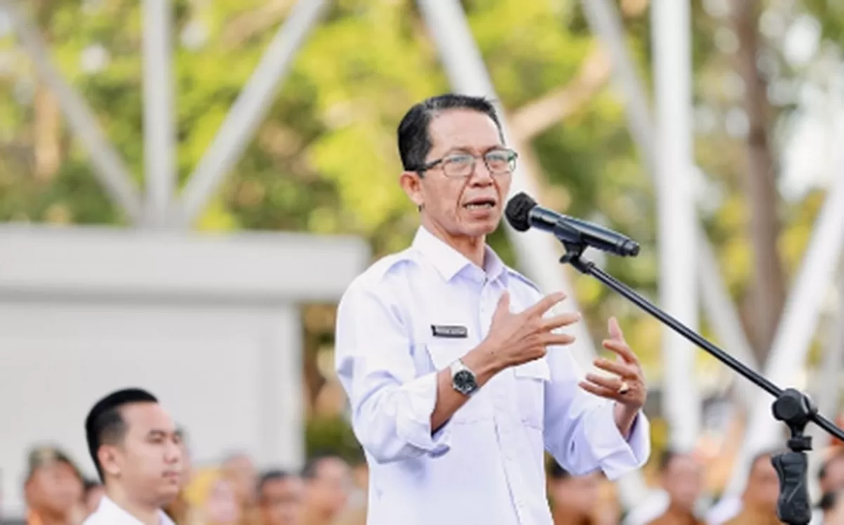 Walikota Batam Amsakar Achmad saat memimpin apel mengumumkam penyesuaian jam kerja ASN pada bulan Ramadan.  (Foto: Diskominfo Batam)