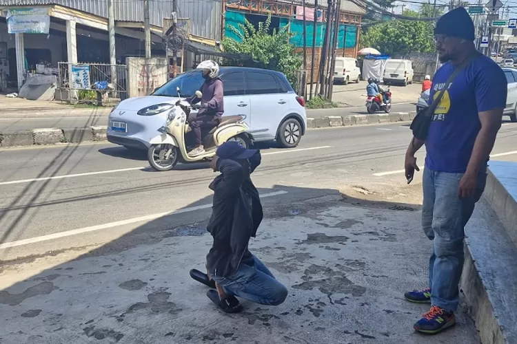 Reskrim Polsek Bojongsari saat pengamanan oknum tukang parkir pada operasi premanisme dalam mendukung Operasi Berantas Jaya 2025, Senin (19/5) Siang. (RISKY DWI LESTARI/RADAR DEPOK)