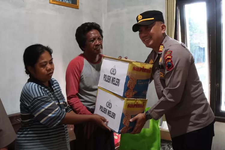 Kapolsek Weleri menyerahkan bantuan sembako kepada Muhlisin, pengemis yang dianiaya pengamen.  (edi prayitno/kontributor kendal)