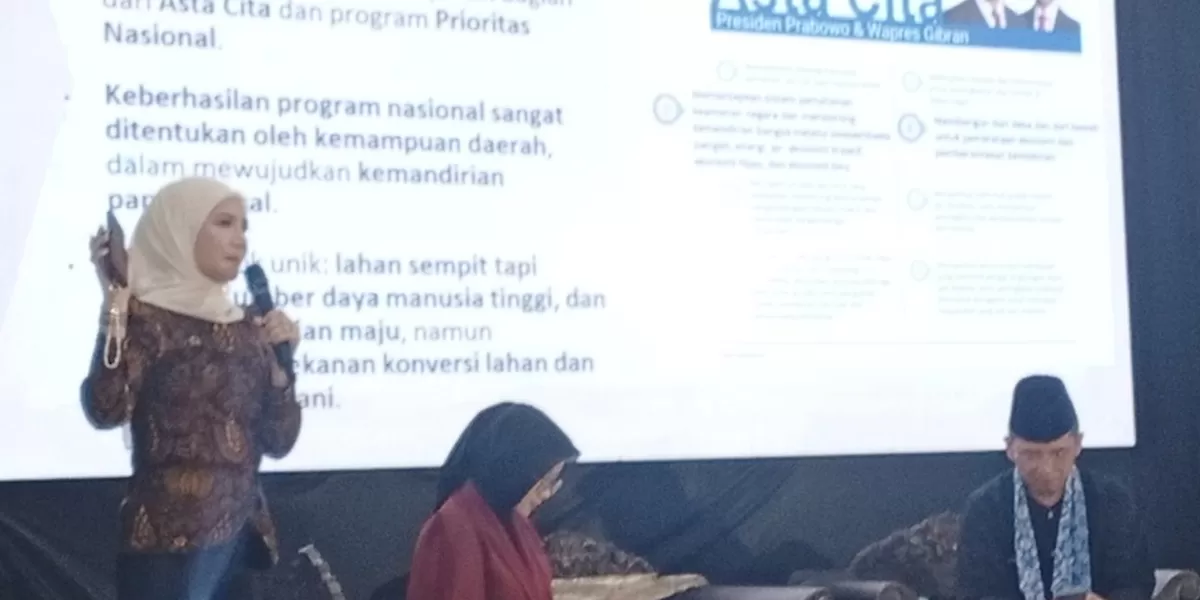 Wakil Ketua DPRD Kota Depok, Yeti Wulandari, mengisi acara seminar betajuk Ekonomi Rancage yang dihelat Bakesbangpol Jawa Barat, di Gedung Gumilang, Mekarsari, Cimanggis. ( ist)