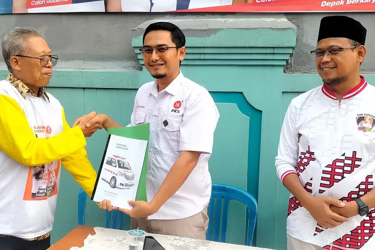 Ketua DPRD Depok, Ade Supriyatna (Tengah) didampingi Calon Walikota Depok nomor urut 1, Imam Budi Hartono (Kanan) saat menerima proposal bantuan mobil ambulan, di Kelurahan Palsi Gunung Selatan, Cimanggis, Depok. (FAHMI/RADAR DEPOK)