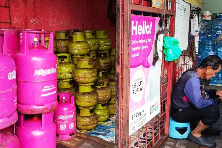 BERDAGANG : Penampakan gas melon kosong yang menumpuk di Toko Gas Amanah Beji, Kota Depok, Rabu (29/1). (ALDY RAMA/RADAR DEPOK)