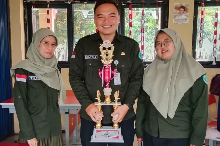 Tiga orang guru yang berasal dari UPTD SDN Cinangka 3 juara 1 cerdas cermat guru, dalam lomba yang diadakan PGRI tingkat Kecamatan Sawangan, di SDN Sawangan 2, Selasa (26/8). (ANDIKA EKA/RADAR DEPOK)