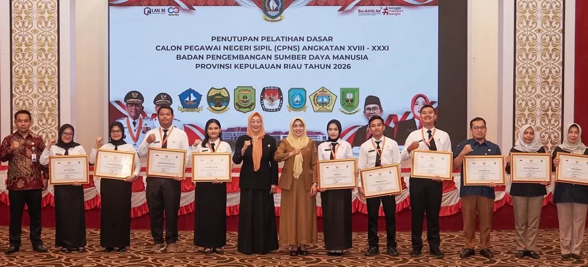Peserta terbaik Pelatihan Dasar CPNS 2026 foto bersama saat menerima penghargaan dari BKPSDM Pemprov Kepri. (Foto:Diskominfo Kepri)  