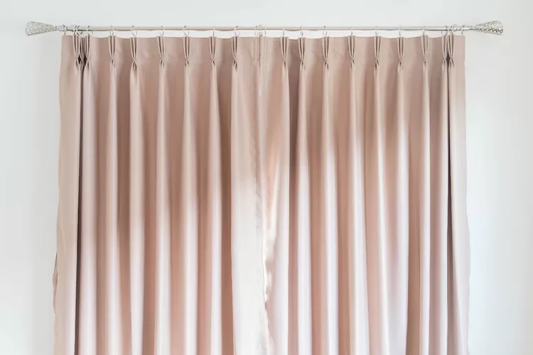 Ilustrasi desain gorden minimalis untuk jendela kecil (freepik.com)