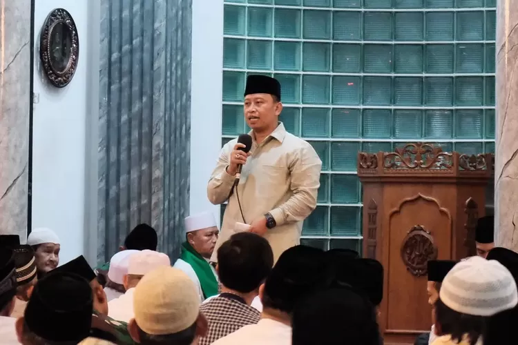 Walikota Depok, Supian Suri saat mengikuti tarling di Tapos. (ISTIMEWA)