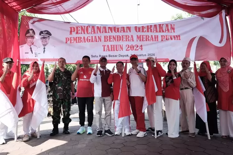 Wakil Walikota Depok Imam Budi Hartono mengikuti Pencanangan Gerakan Pembagian Bendera Merah Putih di Situ Lio, Kelurahan Depok, Kecamatan Pancoran Mas, Jumat (2/8).  (PEMKOT DEPOK)