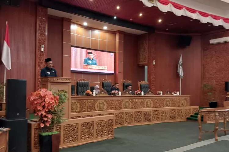 Wakil Walikota Depok, Imam Budi Hartono memberikan sambutan pada dalam sidang Paripurna yang di gelar di kawasan GDC, Cilodong, Kota Depok. (ANDIKA EKA/RADAR DEPOK)