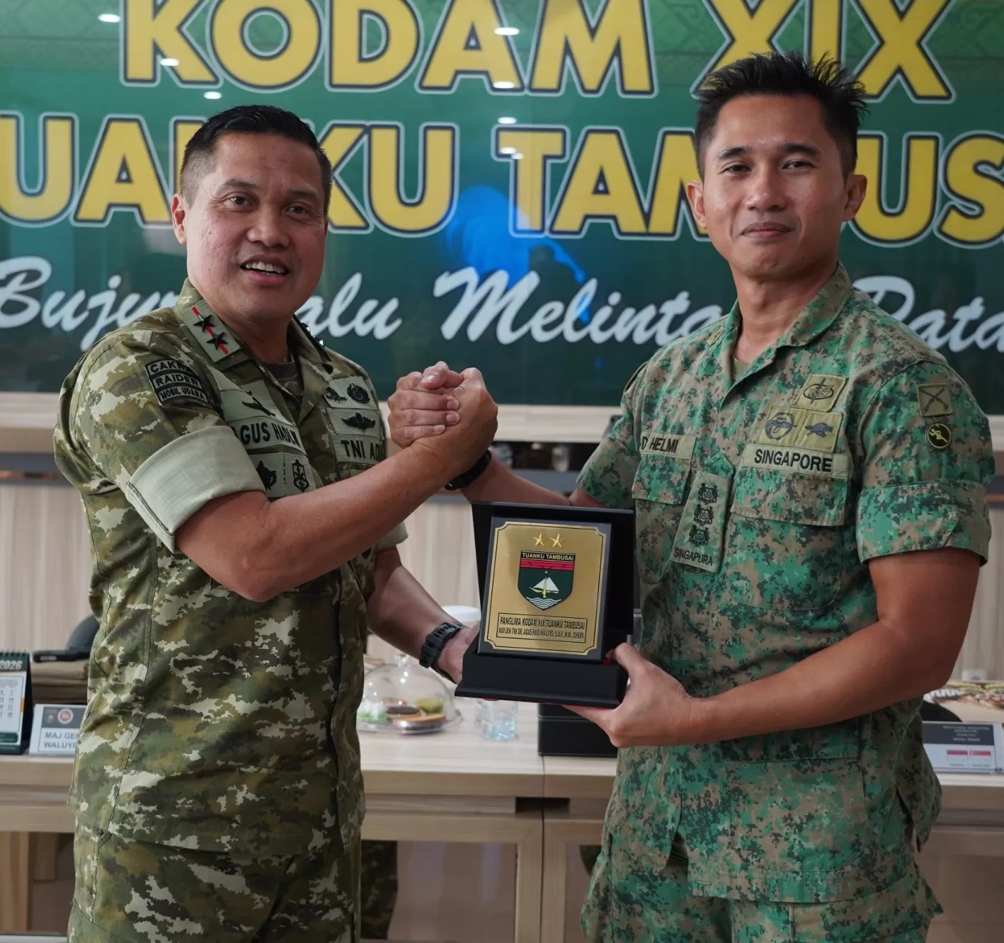 Pangdam XIX/Tuanku Tambusai Mayjen TNI Dr. Agus Hadi Waluyo, S.A.P., M.M., CHRMP menerima kunjungan Delegasi 2nd People&rsquo;s Defence Force (2PDF) Singapore Army. (Foto/Ist)  (Lie/Promedia)