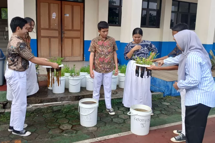 Beberapa siswa SMPN 26 Depok melaksanakan Budikdamber, sebagai upaya menjalankan program Adiwiyata. (ANDIKA EKA/RADAR DEPOK)