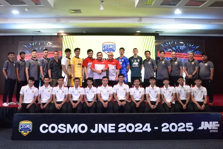 Foto bersama jajaran manajemen JNE dan para pemain Cosmo JNE 2024/2025 dalam acara launching official jersey dan pemain baru Cosmo JNE FC di Ballroom Kantor Pusat JNE (10/12). (DOK JNE)