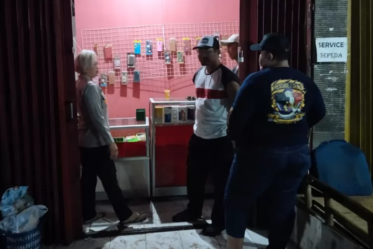 Jajaran Polsek Tajurhalang, Polres Metro Depok menggrebek toko penjual obat keras yang berkedok konter ponsel, di RT1/3 Desa Nanggerang Kecamatan Tajurhalang, Kabupaten Bogor.