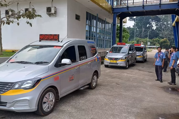 LARIS MANIS : Mikro Trans Depok yang berada di Terminal Jatijajar, Kecamatan Tapos, Kota Depok. (ANDIKA EKA/RADAR DEPOK)