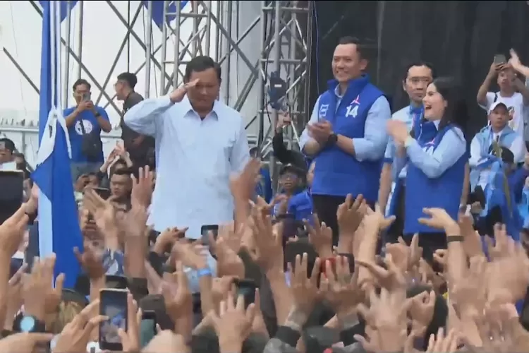 Prabowo di atas panggung stadion Gajayana Malang, memberikan hormat kepada seorang warga yang menghadiahinya sebuah cincin yang langsung dipakainya, dalam kampanye akbar di Malang pada Kamis (01/02/2024).