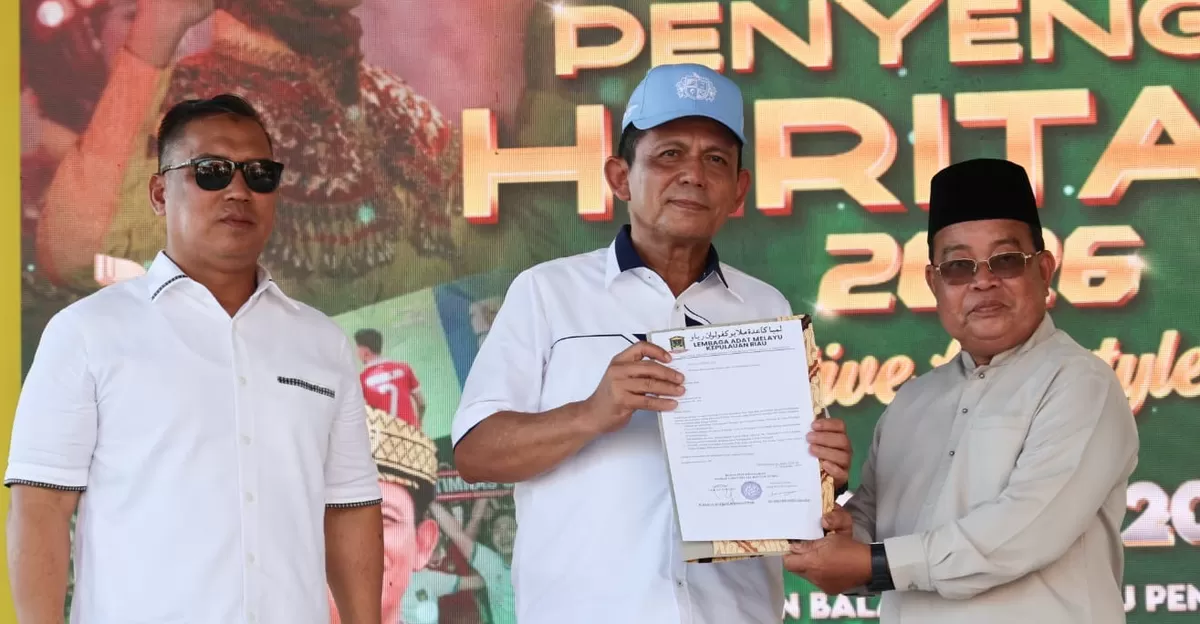 Gubernur Kepri Ansar Ahmad didampingi Wagub Nyanyang Haris Pratamura menerima dukumen dukungan pembangunan museum dan tugu bahasa dari tokoh masyarakat. (Foto:Diskominfo Kepri) 