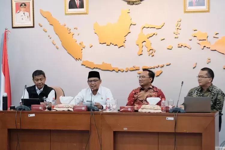 Wakil Walikota Depok Imam Budi Hartono (ketiga dari kanan) memberikan arahan terkait arah kebijakan dan peta jalan pengendalian inflasi daerah pada Rakor HLM TPID Kota Depok, di Ruang Edelweis Lantai 5 Balaikota, Rabu (11/9). (PEMKOT DEPOK)