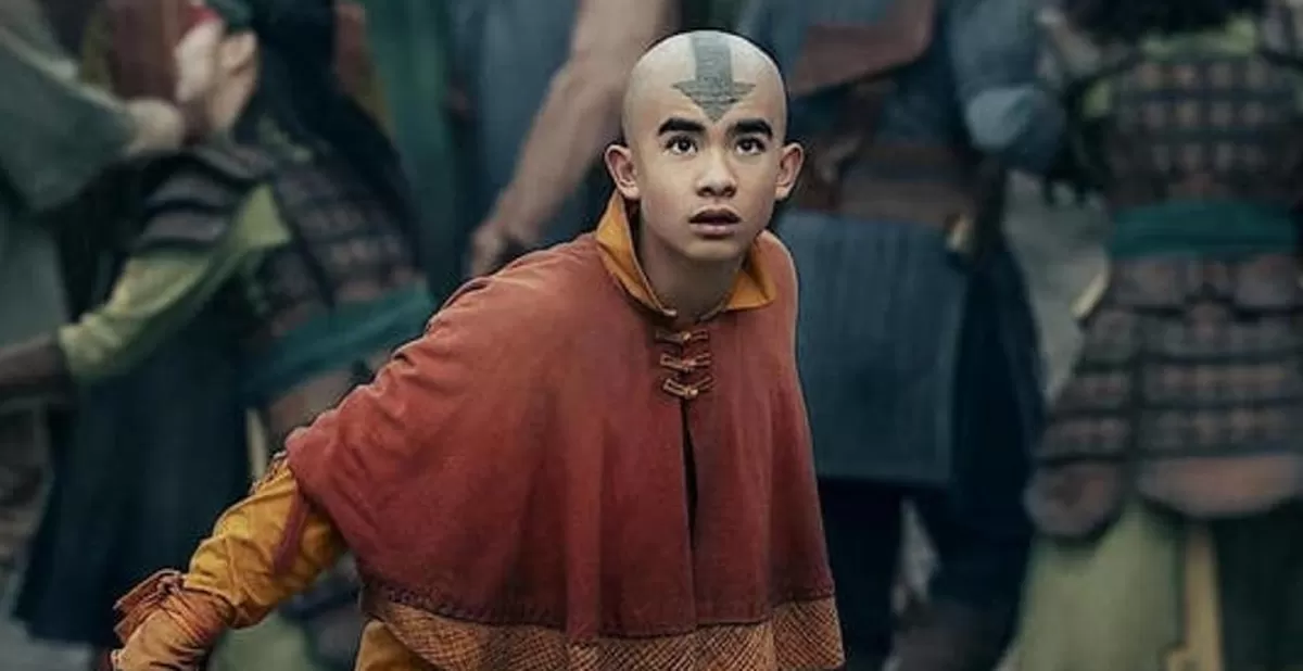 Aang di Avatar: The Last Airbender 2 masih berkarakter biksu muda berkepala plontos dengan panah biru di kepalanya mengenakan jubah oranye dan kuning.