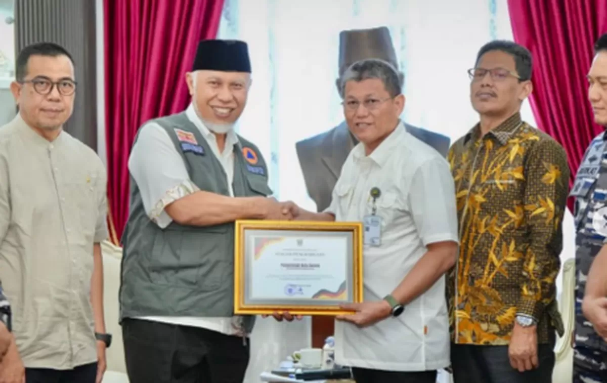 Perwakilan Pemko Batam menyerahkan bantuan kemanuasian korban bencana alam melalui Gubernur Sumbar Mahyeldi Ansharullah.