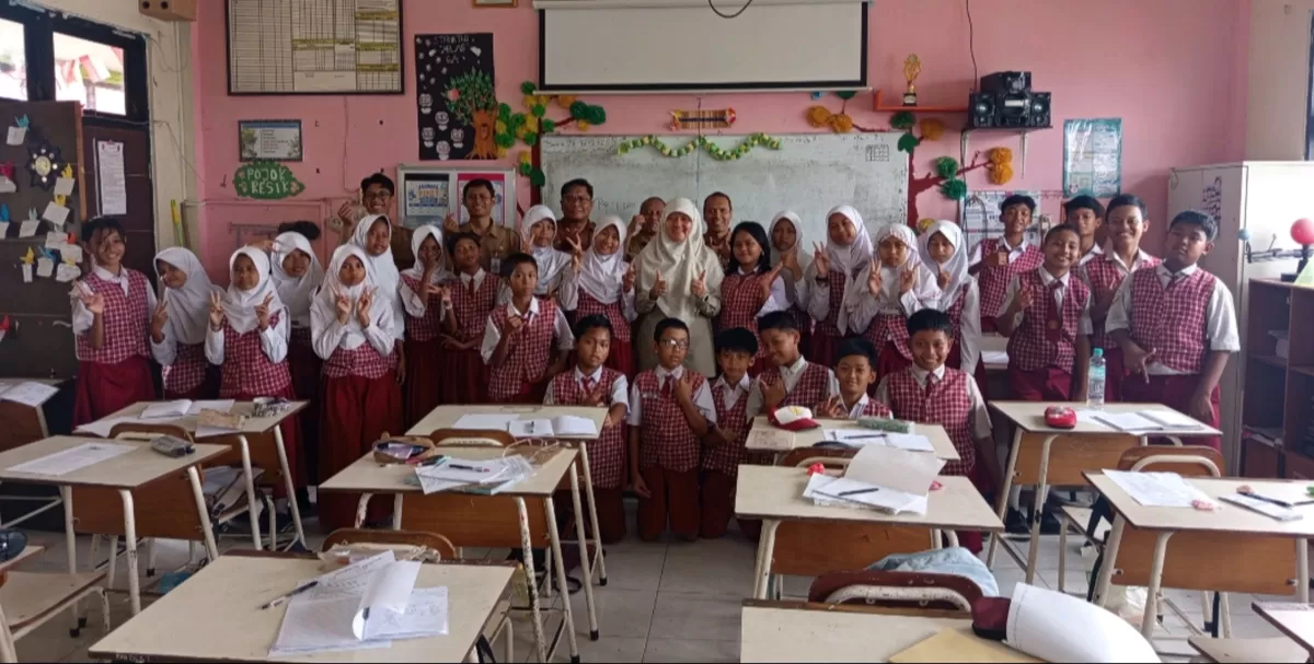 Bu Reni Goes to School saat mengunjungi sekolah dasar negeri (SDN) Medokan Ayu 1 Surabaya, Selasa (27/10/2026) 