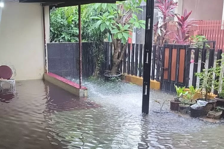 Penampakan banjir yang terjadi di wilayah RW 3, Kelurahan Depok Jaya, Kecamatan Pancoranmas, Kota Depok, Jumat (11/4) sore. (DOKUMEN RW 3 DEPOK JAYA)