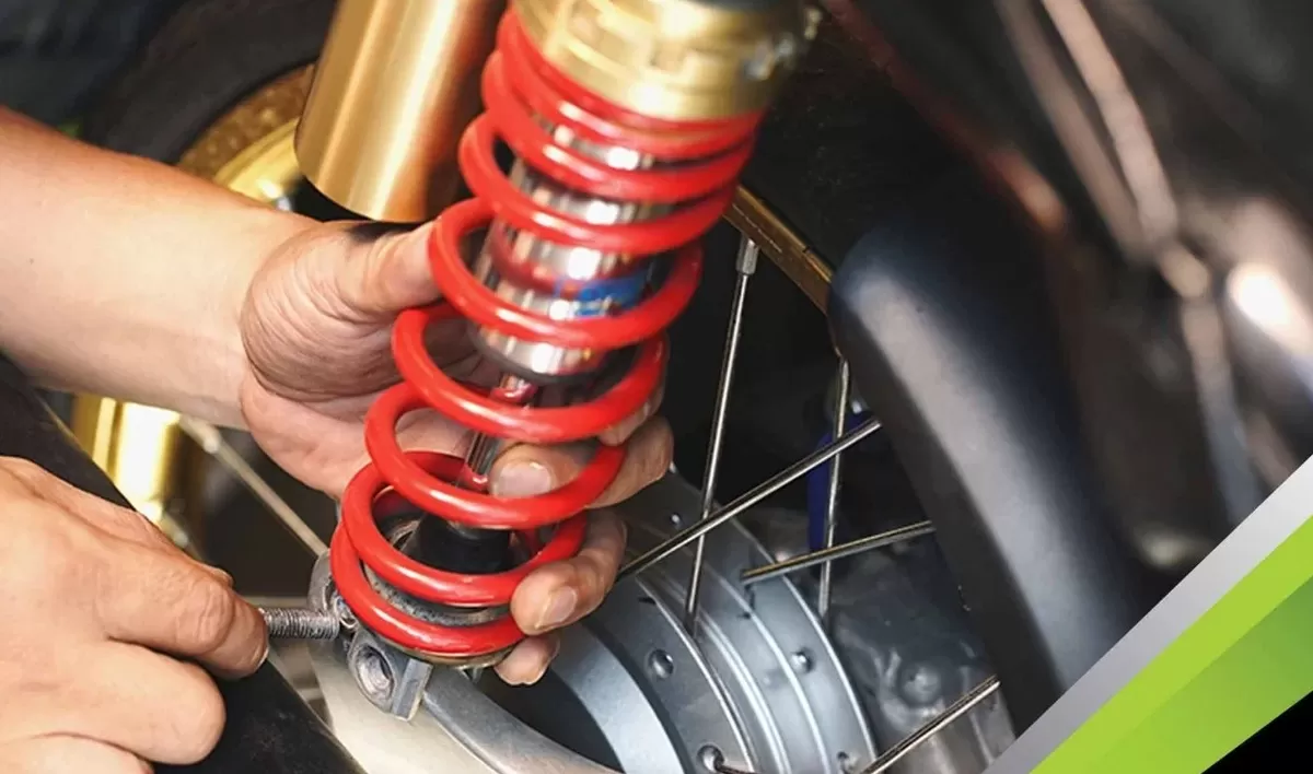 Ilustrasi. Mekanik bengkel memperbaiki shockbreaker motor rusak. 