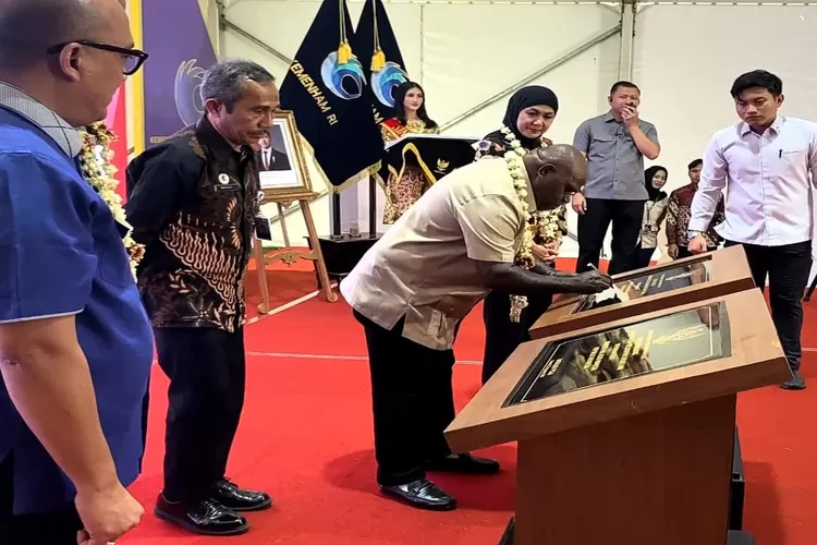 Menteri Hak Asasi Manusia (HAM)  menandatangani prasasti di Launching Desa Sadar HAM, di lapangan Desa Sidorejo, Brangsong, Sabtu 23 Agustus 2025.  (edi prayitno/kontributor kendal )