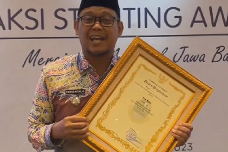 PRESTASI : Wakil Walikota Depok, Imam Budi Hartono, menerima penghargaan juara terbaik ketiga dalam ASA Provinsi Jawa Barat Tahun 2023, kategori kabupaten/kota inovatif, di Ballroom Hotel Savoy Homann, Kota Bandung, Jawa Barat, Selasa (28/11). (INSTAGRAM)
