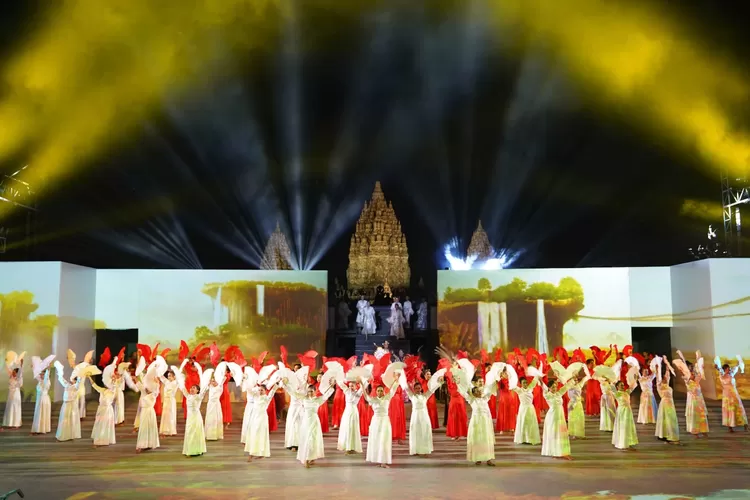 Pertunjukan musikal 'Nusantara: Jiwa Surga Khatulistiwa' melibatkan 120 penari gabungan dari Swargaloka, siswa sekolah Bakti BCA, dan sekolah seni. Penonton juga disuguhkan video mapping dari beberapa desa binaan Bakti BCA, seperti Desa Wisata Silokek dan Desa Wisata Kampung Warna Warni Tiga Rihit.  (Foto: Dok. Istimewa)
