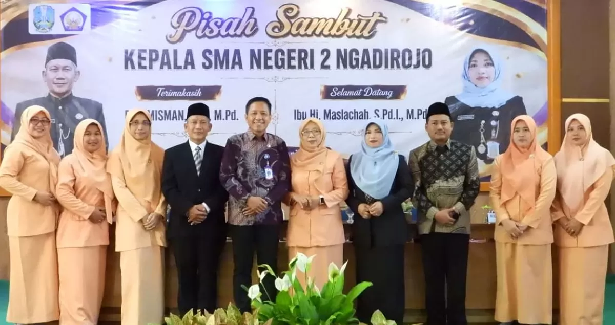 Kepala Sekolah SMAN 2 Ngadirojo Pacitan, Maslachah (4 dari kanan) saat acara pisah sambut. (SketsaNusantara.id)