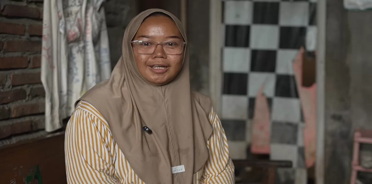 Sri Wahyuni, ibu tunggal asal Desa Pelemgede di Kabupaten Pati, merasa sangat bersyukur karena anaknya bisa bersekolah gratis di Sekolah Rakyat yang didirikan pemerintah. (Kalimantansatu.com/Dok. Bakom RI)