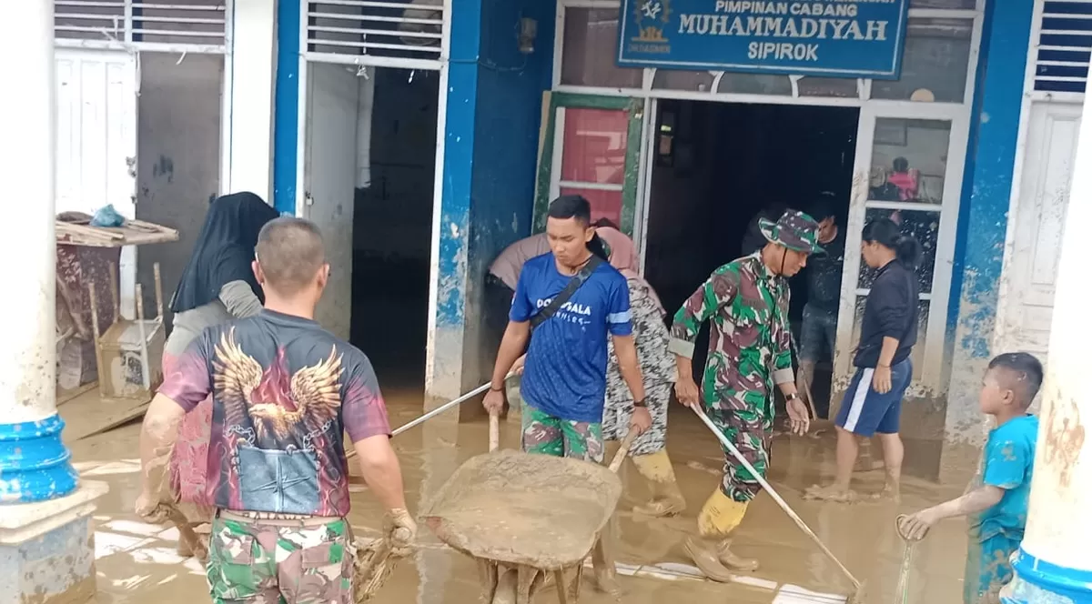 TNI Angkatan Darat terus menunjukkan komitmennya hadir untuk rakyat melalui aksi cepat pemulihan fasilitas pendidikan terdampak banjir dan tanah longsor di Kelurahan Pasar Sipirok, Kecamatan Sipirok, Kabupaten Tapanuli Selatan, Kamis (12/2/2026). (Kalimantansatu.com/Dok. DispenAD)