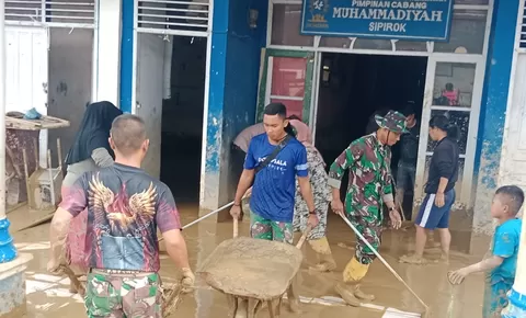 Terus Hadir untuk Rakyat, TNI AD Pulihkan SD dan TK Terdampak Bencana Banjir dan Tanah Longsor di Tapanuli Selatan