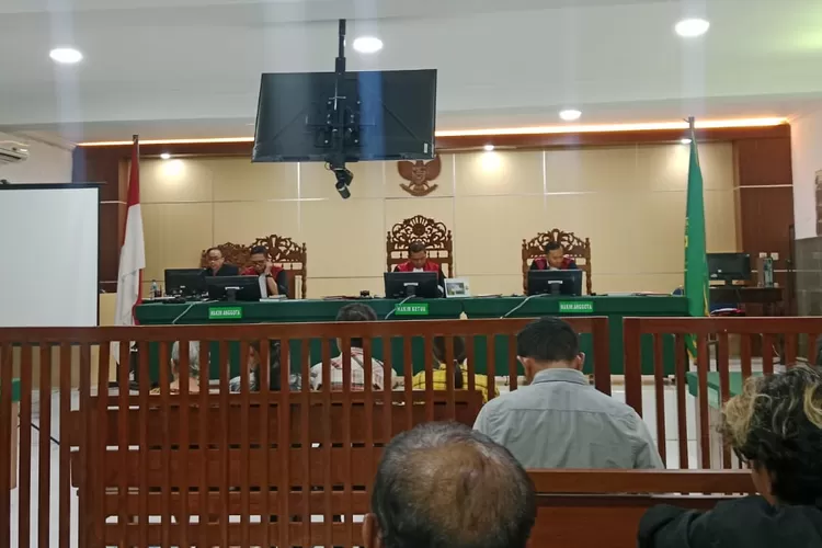 SIDANG : Proses jalannya sidang pidana kasus sengketa tanah, satu keluarga diajukan menjadi terdakwa yakni Lanny Setyawati (74) dan tiga anaknya.
