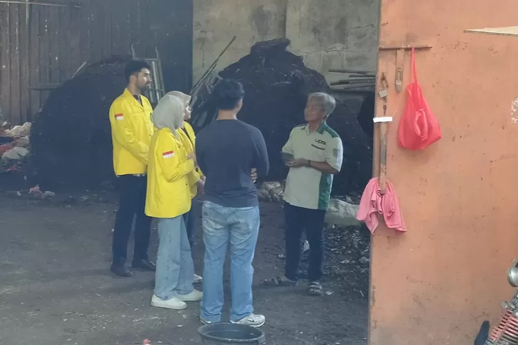 Mahasiswa UI datang ke UPS di Jalan Sasak RW7 Kelurahan Limo, Kota Depok guna meneliti keberhasilan UPS dalam membuat pupuk organik, Rabu (28/5). (RADAR DEPOK)