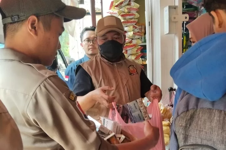 Salah satu kegiatan operasi pemberantasan rokok ilegal di salah satu wilayah di Kota Depok. (SATPOL PP KOTA DEPOK)