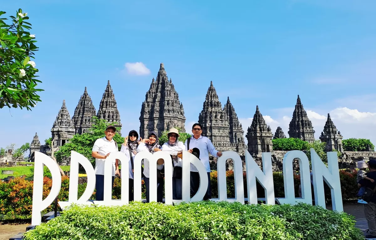 Lokasi bertuliskan Prambanan merupakan titik yang digemari wisatawan untuk  foto. Para turis rela antri agar bisa bergambar di sana. (SPnews/Teguh LR).