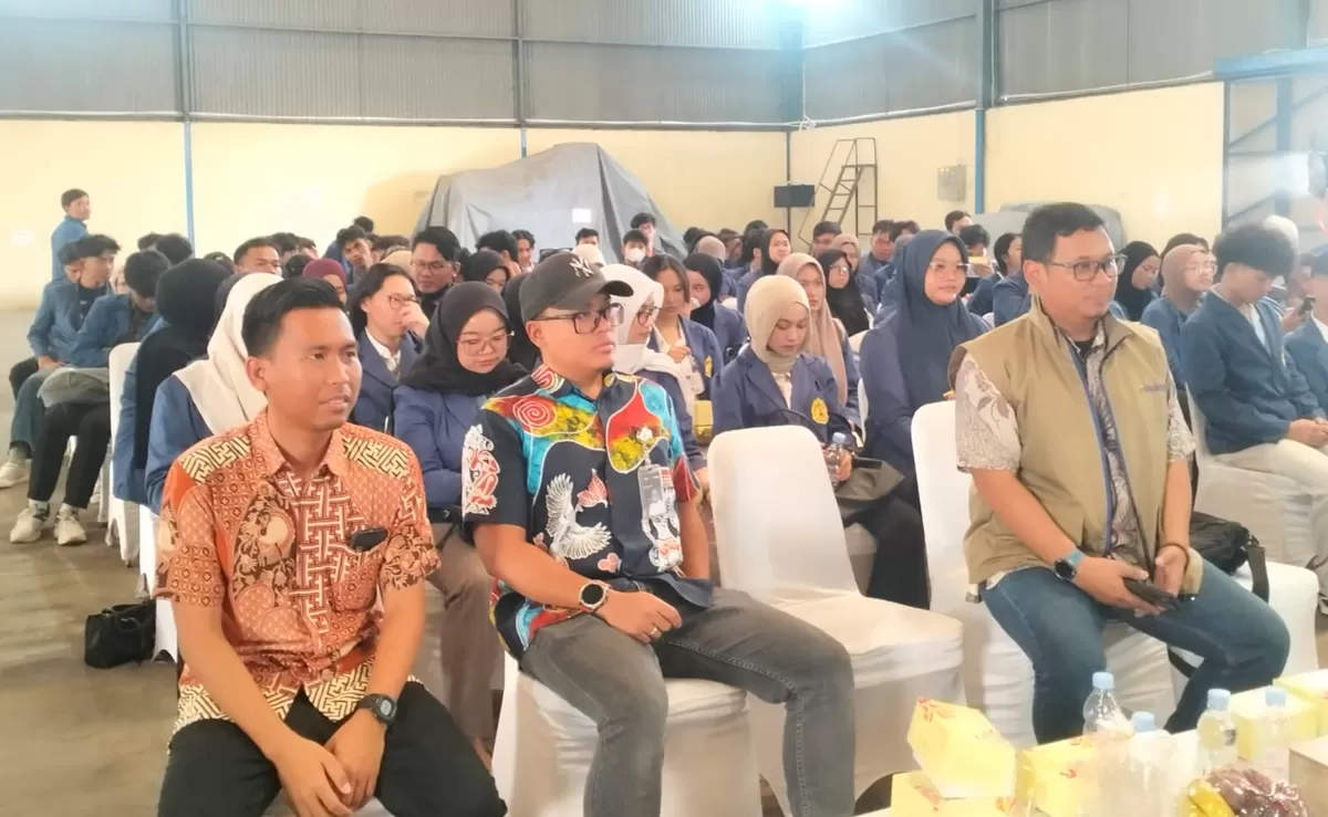 Mahasiswa Semarang Antusias Belajar Pengelolaan Beras dan Ketahanan Pangan di Gudang Bulog Semarang
