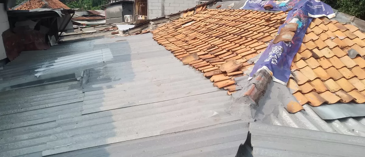 Program Ganti Atap Rumah Wartawan yang digagas oleh PT Sirkular Karya Indonesia (SKI) bersama dengan Promedia Group, kini pelaksanaannya terus berlanjut.  Dan kali ini, program CSR tersebut berada di salah satu rumah wartawan anggota Promedia Group bilangan daerah Kemayoran, Jakarta Pusat. (Kalimantansatu.com/Dok. Promedia Group)