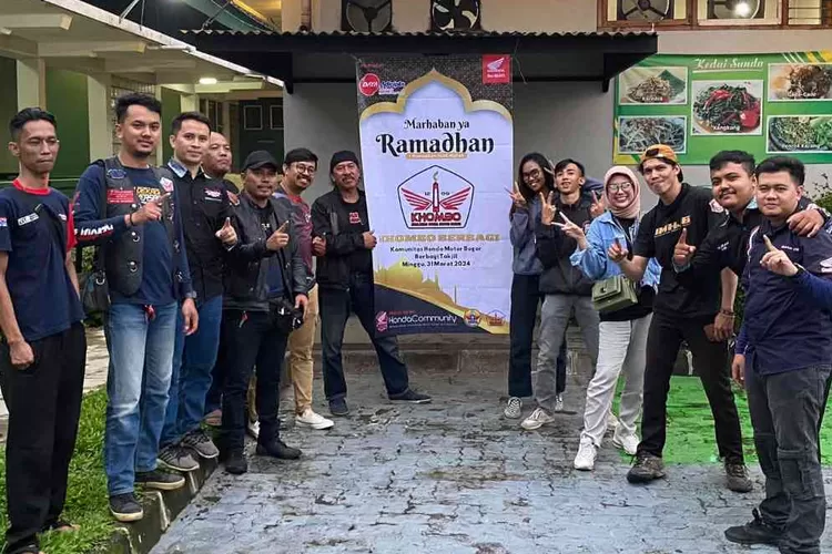 Komunitas Motor Honda Bogor atau Khombo, usai membagi-bagikan takjil gratis kepada masyarakat. 
