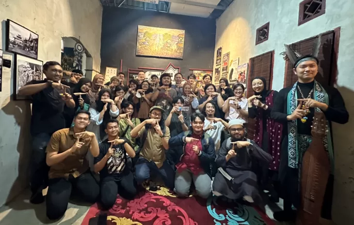 DISKUSI: Yayasan Tirtonegoro menjadi tuan rumah kunjungan yang diisi dengan penjelasan misi kebudayaan serta diskusi, Senin (1/7/2024) (Istimewa)