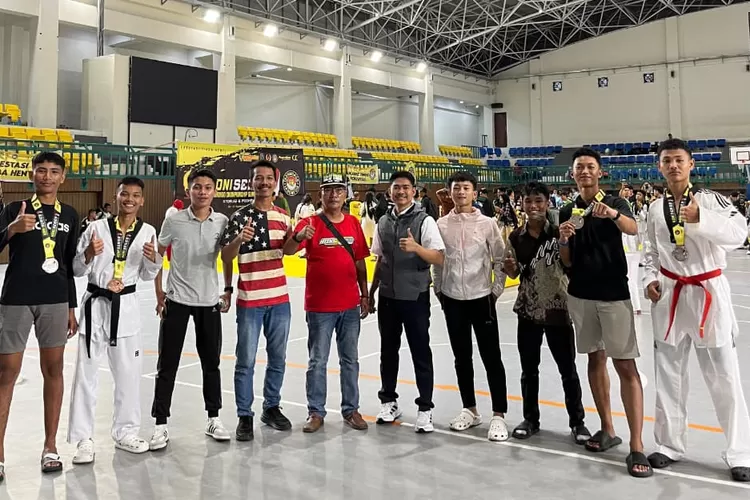 Para atlit berfoto bersama setelah mengikuti pertandingan GOR Kebun Bunga, Medan pada tanggal 4-7 September 2025 (Ist)