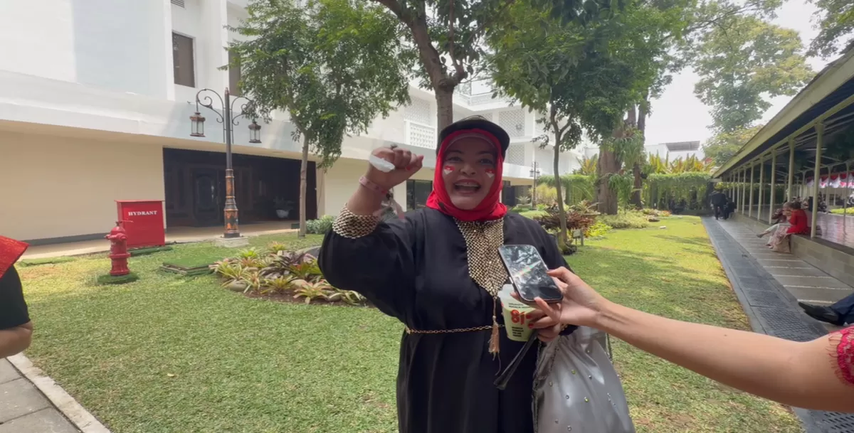 Suasana haru menyelimuti Meti Zalgroup, seorang warga asal Bengkulu, saat berkesempatan menyaksikan langsung Presiden Republik Indonesia Prabowo Subianto pada Peringatan HUT ke-81 Kemerdekaan RI di Istana Negara. (Dok. Bakom RI)