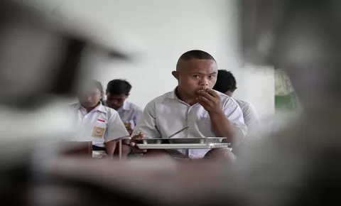 Seporsi MBG dan Pancaran Senyum Ketenangan di Wajah Anak-Anak Difabel Sumba