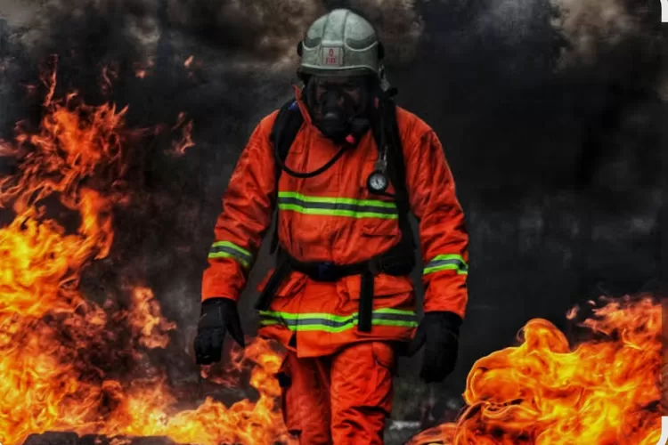  Petugas Damkar yang luar biasa tak bisa diungkapkan dengan kata-kata keberanian dan jiwa penolongnya bikin polisi iri (Foto: IG/Mazfajarmujianto)