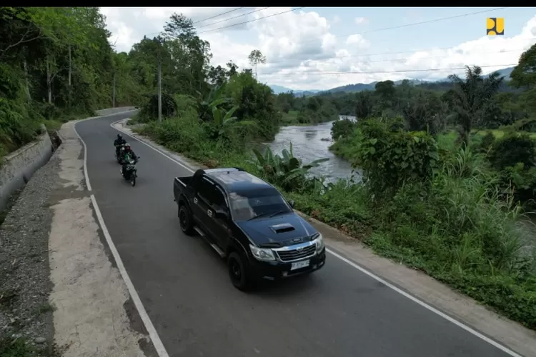 Presiden Joko Widodo (Jokowi) didampingi Menteri Pekerjaan Umum dan Perumahan Rakyat (PUPR) Basuki Hadimuljono meresmikan perbaikan 3 ruas jalan sepanjang 22,4 km yang ditangani dengan Inpres Jalan Daerah (IJD) di Provinsi Sulawesi Barat (Sulbar).